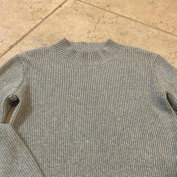 Never worn Brandy Melville mock neck sweater - Picture 2 of 4